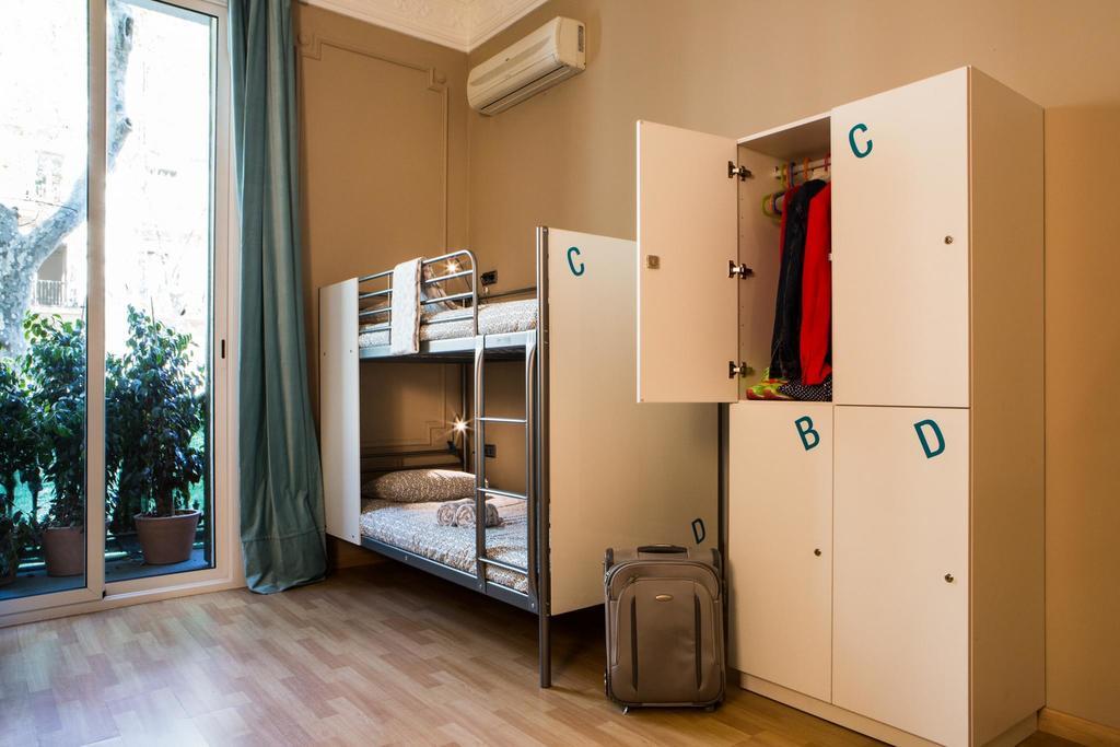 Cama en habitación femenina compartida de 4 camas
